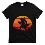 Funny Bigfoot Golf Retro Sasquatch Playing Golf T-Shirt - Black